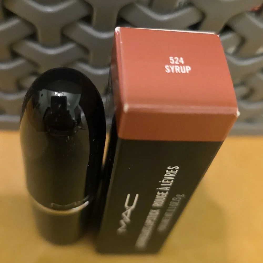 MAC LUSTREGLASS SHEER-SHINE LIPSTICK SYRUP/Blue Pink. DISCONTINUED COLOR💥